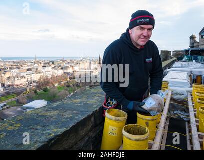 Die Burg von Edinburgh, Edinburgh, Schottland, Großbritannien. 29. Dezember 2019. Neue Jahr Feuerwerk Vorbereitungen: Titan Feuerwerk, einer der größten Feuerwerk Unternehmen in Großbritannien bereiten ca. 4.200 Feuerwerk auf der Stadtmauer von Edinburgh Castle, die für dieses Jahr Hogmanay feiern. Im Bild: Shaun Gibson, pyrotechnikers Stockfoto