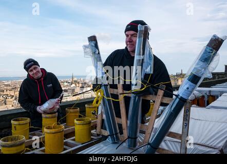 Die Burg von Edinburgh, Edinburgh, Schottland, Großbritannien. 29. Dezember 2019. Neue Jahr Feuerwerk Vorbereitungen: Titan Feuerwerk, einer der größten Feuerwerk Unternehmen in Großbritannien bereiten ca. 4.200 Feuerwerk auf der Stadtmauer von Edinburgh Castle, die für dieses Jahr Hogmanay feiern. Im Bild: Lynn Wiseman und Shaun Gibson, Pyrotechniker Stockfoto