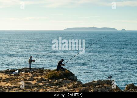 Männer angeln an Papoa Punkt Peniche Portugal Estremadura Stockfoto