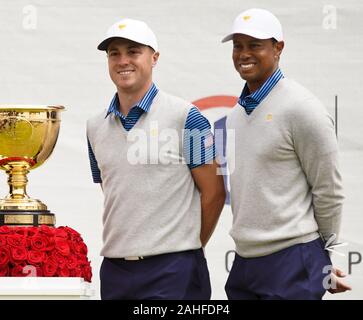 Melbourne, Victoria, Australila. 12 Dez, 2019. Justin Thomas (L) und Tiger Woods auf der ersten Bohrung in der zweiten Runde der Präsidenten Cup am Royal Melbourne Golf Club. Credit: Debby Wong/ZUMA Draht/Alamy leben Nachrichten Stockfoto