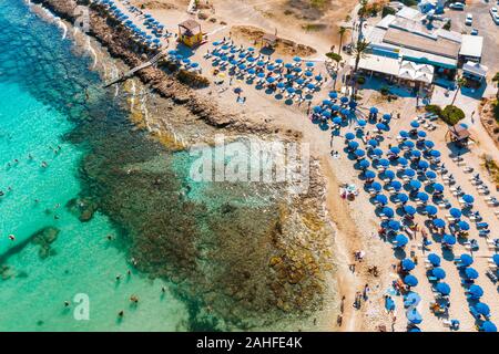 Ansicht von oben von Sandy Bay (vathia Gonia) Strand in Ayia Napa. Bezirk Famagusta, Zypern Stockfoto