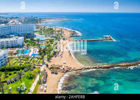 Panoramablick auf die Küstenlandschaft in Geroskipou, Paphos. Zypern Stockfoto