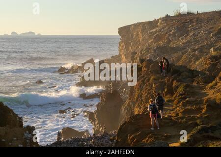 Die Menschen gehen mit Papoa Punkt Peniche Portugal Estremadura Stockfoto