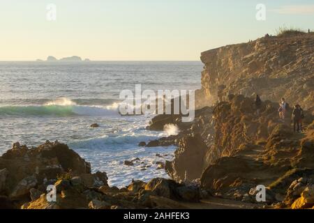 Die Menschen gehen mit Papoa Punkt Peniche Portugal Estremadura Stockfoto