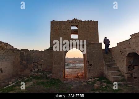 Gobustan, Aserbaidschan - Dezember 25, 2019: Der Haupteingang der alten Karawanserei in der Wüste Stockfoto