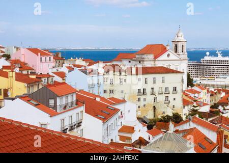 Lissabon, Portugal: Hohe Betrachtungswinkel der Alfama, wie vom Largo das Portas do Sol Sicht gesehen. Die Alfama ist das älteste Viertel von Lissabon. Stockfoto