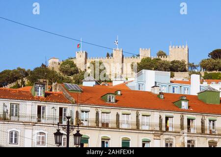 Lissabon, Portugal: Sao Jorge Mauern und Türme, während der maurischen Besetzung erbaut, mit Blick auf das historische Zentrum von Lissabon Stockfoto