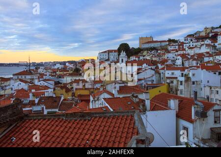 Lissabon, Portugal: Alfama Übersicht als bei Sonnenuntergang vom Miradouro de Santo Estevao Sicht gesehen. Stockfoto