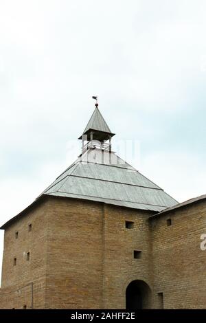 Gate Tower aus Stein Festung Staraja Ladoga, Region Leningrad, Russland. Natürliche Hintergrund anzeigen. Text kopieren. Russische defensive Festung conce Stockfoto