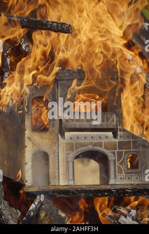 Holzspielzeug Burg brennen in Flammen auf ein Lagerfeuer, Wales, Großbritannien Stockfoto
