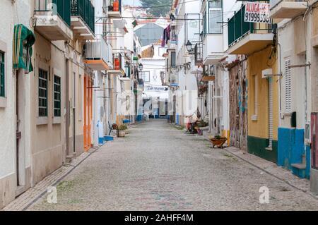 Enge Gasse in der Altstadt (Praia) von Nazare, Portugal Stockfoto