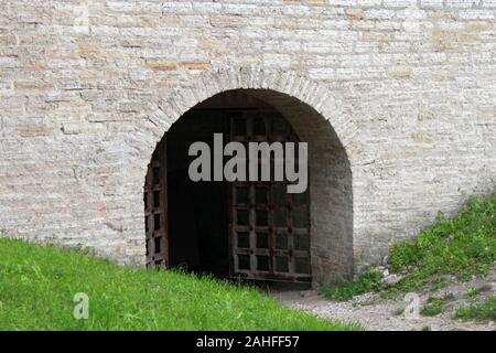 Eingangstür in Gate Tower aus Stein Festung Staraja Ladoga, Region Leningrad, Russland. Natürliche Hintergrund anzeigen. Text kopieren. Russische defensive Stockfoto