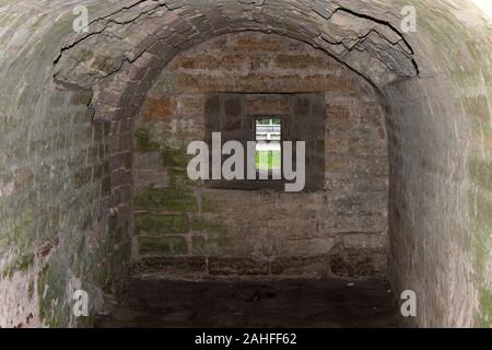 Innenraum Nische der Stein Festung Staraja Ladoga, Region Leningrad, Russland. Natürliche Hintergrund anzeigen. Text kopieren. Russische defensive fortificat Stockfoto