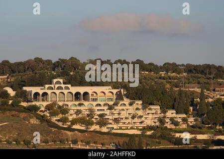 Blick auf die "BYU Brigham Young Universität Jerusalem Zentrum für Altertumswissenschaften" durch die "Kirche Jesu Christi der Heiligen der letzten Tage im Besitz' als die HLT-Kirche oder Kirche Jesu am Ölberg in Jerusalem, Israel gelegen bekannt Stockfoto