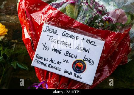 Highgate, nördlich von London, UK. 29 Dez, 2019. Tribute außerhalb der ehemaligen George Michael's House in Highgate, nördlich von London, der nach dem Tod seiner jüngeren Schwester, Melanie Panayiotou. Melanie Panayiotou's Körper wurde am Weihnachtstag gefunden, genau drei Jahre nach George Michael's Tod im Jahr 2016. Credit: Dinendra Haria/Alamy leben Nachrichten Stockfoto