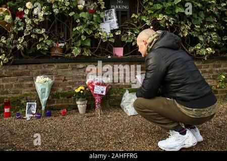 Highgate, nördlich von London, UK. 29 Dez, 2019. Tribute außerhalb der ehemaligen George Michael's House in Highgate, nördlich von London, der nach dem Tod seiner jüngeren Schwester, Melanie Panayiotou. Melanie Panayiotou's Körper wurde am Weihnachtstag gefunden, genau drei Jahre nach George Michael's Tod im Jahr 2016. Credit: Dinendra Haria/Alamy leben Nachrichten Stockfoto