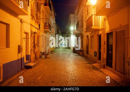 Nacht Fotografie einer schmalen Gasse in der Altstadt von Nazare, Portugal Stockfoto
