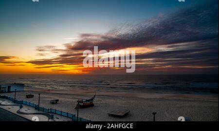 Atlantischen Ozean Sonnenuntergang. Bei Vieira de Leiria. Ein portugiesisches Dorf und auch eine Pfarrei, in der Gemeinde von Marinha Grande, Portugal Stockfoto