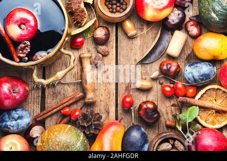 Alkoholische Obst drink Sangria. Rotwein und im Herbst Früchte auf dem Tisch. Stockfoto