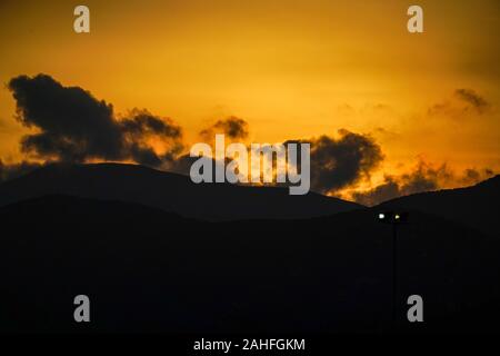 Sonnenuntergang am Mittelmeer wie auf Zakynthos Insel, Griechenland eine griechische Insel im Ionischen Meer gesehen. Es ist die drittgrösste der Ionischen Inseln. Stockfoto