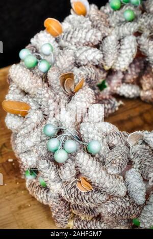 Schöne Weihnachten Dekoration aus Tannenzapfen, xmas Stockfoto
