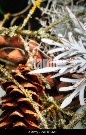 Schöne Weihnachten Dekoration aus Tannenzapfen, xmas Stockfoto