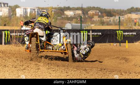 Oktober 24, 2019 Ukraine Irpen: World Motocross Championship auf Motorrädern mit einem Kinderwagen Stockfoto