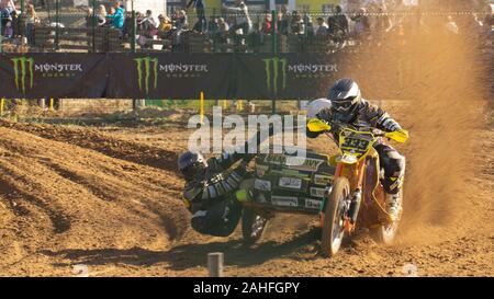 Oktober 24, 2019 Ukraine Irpen: World Motocross Championship auf Motorrädern mit einem Kinderwagen Stockfoto