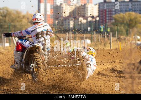 Oktober 24, 2019 Ukraine Irpen: World Motocross Championship auf Motorrädern mit einem Kinderwagen Stockfoto