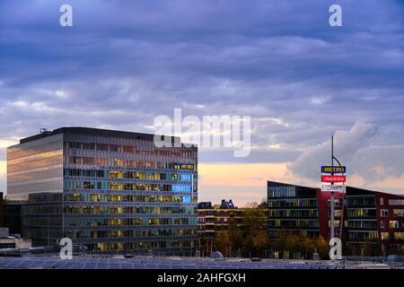 6. November, 2019, Brücke 1, Sitz der METRO AG, die über eine dunkle und trübe Himmel am Abend Stockfoto