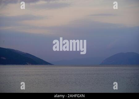 Sonnenuntergang am Mittelmeer wie auf Zakynthos Insel, Griechenland eine griechische Insel im Ionischen Meer gesehen. Es ist die drittgrösste der Ionischen Inseln. Stockfoto