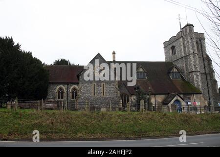 Leatherhead Church, Parish Church of St. Mary and St. Nicholas, das älteste Gebäude in Leatherhead, Surrey, UK mit Bau am Eingang - 2019 Stockfoto