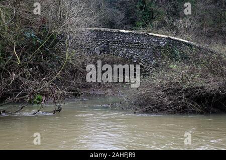 Vergessene alte Steinflintbrücke über den Fluss Mole entlang der Leatherhead Naturwanderung, gegenüber Thorncroft Manor, Leatherhead, Surrey, Großbritannien Stockfoto