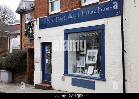 Der schwarze Hund Galerie und Bild Einrahmer in Leatherhead, Surrey, UK, 2019 Stockfoto