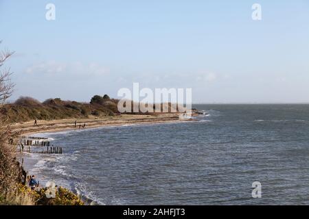 Die Küste von Hampshire im Winter am Lepe Country Park Beach mit Blick auf Portsmouth, Southampton, Großbritannien, 2019 Stockfoto