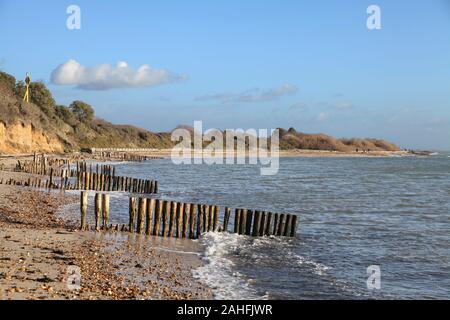 Das Hampshire Küste im Winter mit Holz- beiträge in der Sand in Lepe Strand in Richtung Portsmouth, Southampton, UK, 2019 Stockfoto