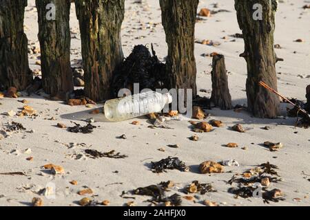 Eine weggeworfene Plastikflaschen an Lepe Strand, Hampshire, UK, 2019 Stockfoto