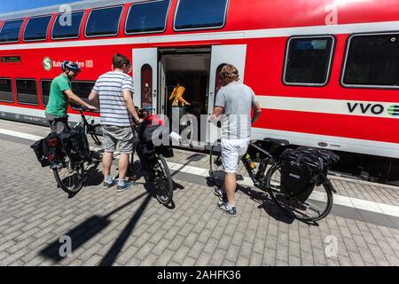 Deutschland Fahrradtour mit dem Zug, Personengruppe auf dem Bahnsteig einfach mit dem Regionalzug Deutsche Bahn Sachsen Deutschland Nahverkehr Stockfoto