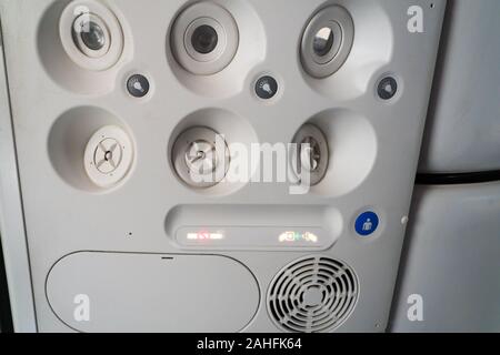 Overhead Passagier Steuereinheit oder Panel mit Klimaanlage, Beleuchtung und befestigen Sie Sicherheitsgurt im Flugzeug, Flugzeuge oder Flugzeug Stockfoto