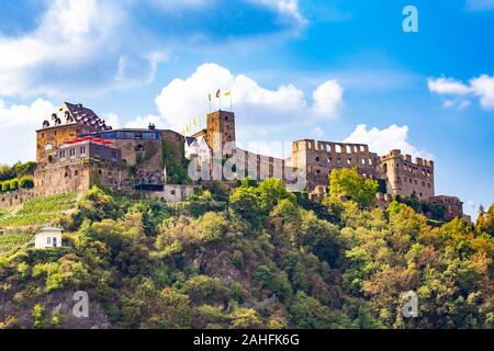 Historische Rheinsfels Schloss, Sankt Goar Deutschland, entlang vom Rhein gesehen Stockfoto