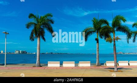 Sonniger Tag an der Bucht von Luanda oder Marginal de Luanda. Dezember 2019 Stockfoto