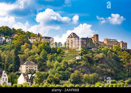 Historische Rheinsfels Schloss, Sankt Goar Deutschland, entlang vom Rhein gesehen Stockfoto