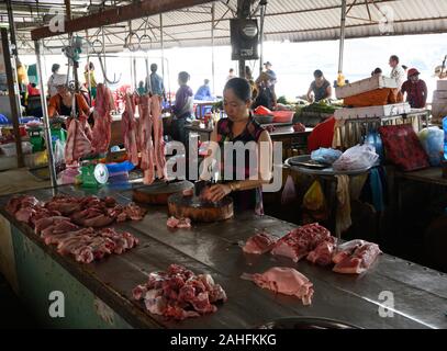 Vietnam hat viele Straße an Verkaufsständen und auf Märkten verkaufen alles von lebende Frösche zu Shell Fische und andere Waren. Stockfoto