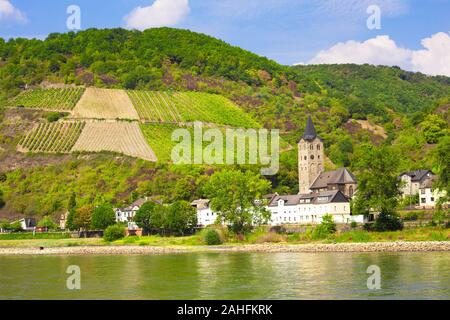 Malerischer Blick auf Dorf Architektur von Sankt Goar, Deutschland als von Rhein gesehen Stockfoto