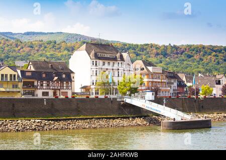 Blick auf den malerischen Ort Bad Salzig, Deutschland aus am Rhein gesehen Stockfoto