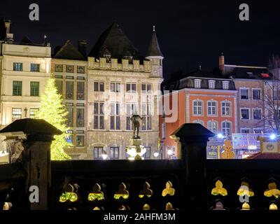 Beleuchtete Statue Karls des Großen umgeben von den Weihnachtsmarkt, die vor 1900 erstellt wurden, vor dem Rathaus von Aachen, Deutschland Stockfoto