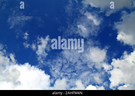 Eine riesige Cumulus und Cumulonimbus clouds Konglomerat auf dem Hintergrund des blauen Himmels. Der Himmel Landschaft im Sommer Stockfoto