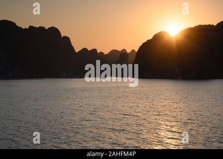 Ha Long Bucht, eine der schönsten Landschaften der Welt. Im Norden von Vietnam Stockfoto