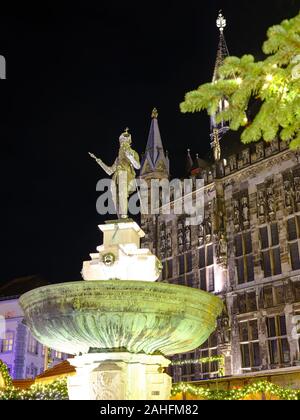 Beleuchtete Statue Karls des Großen umgeben von den Weihnachtsmarkt, die vor 1900 erstellt wurden, vor dem Rathaus von Aachen, Deutschland Stockfoto