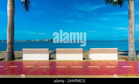 Sonniger Tag an der Bucht von Luanda oder Marginal de Luanda. Dezember 2019 Stockfoto